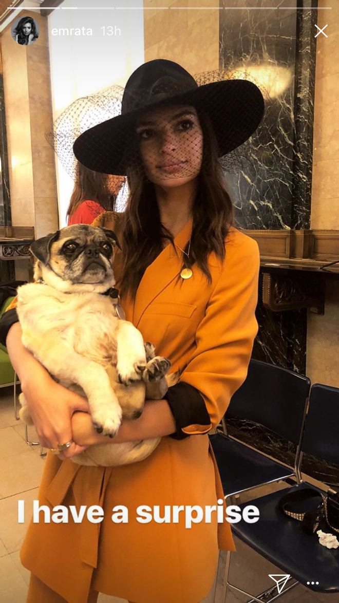 Emily Ratajkowski se casa con traje de Zara