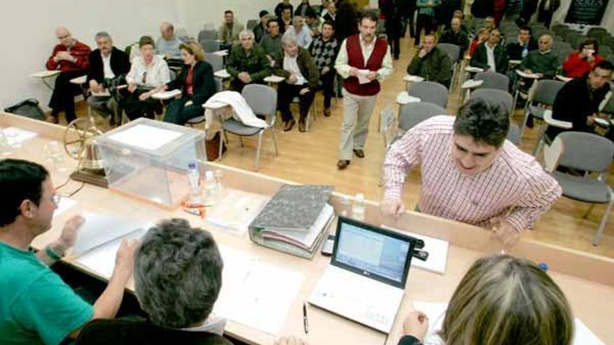 Elecciones de las cofradías gallegas, ayer en Ames.