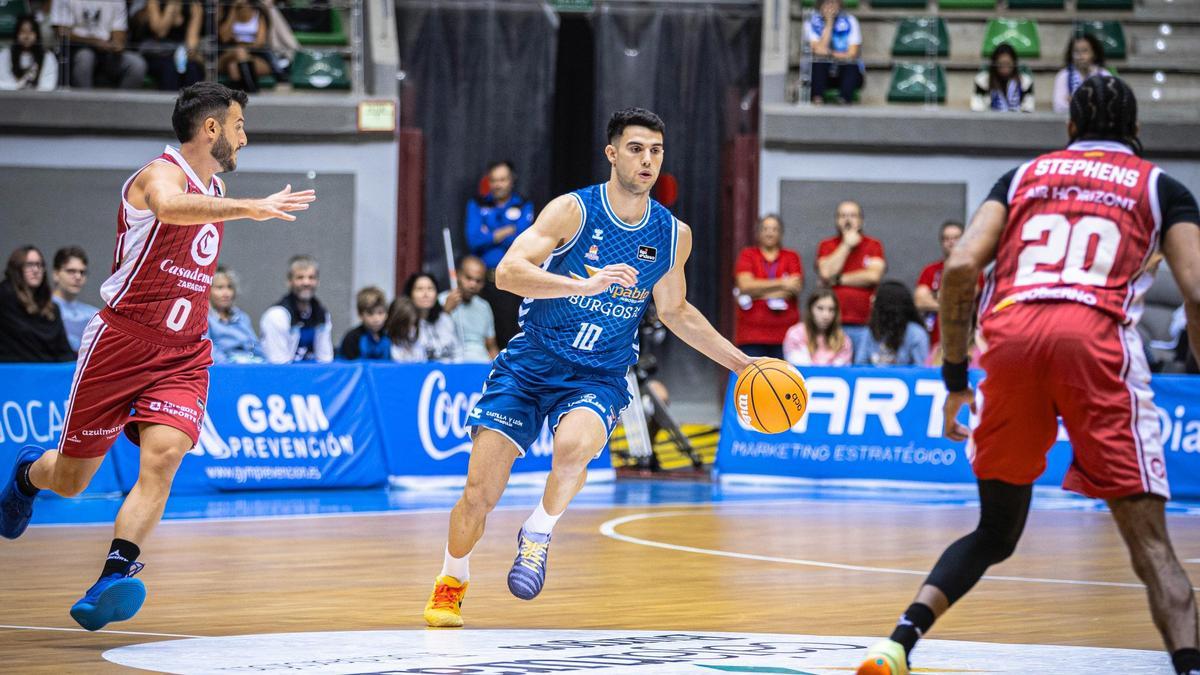 Corbalán avanza ante Spissu y Stephens, durante el partido de este domingo.