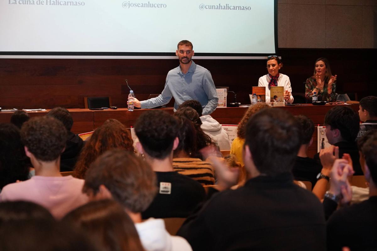 Etnográfico Conferencia del escritor José Antonio Lucero con alumnos de ESO y Bachillerato