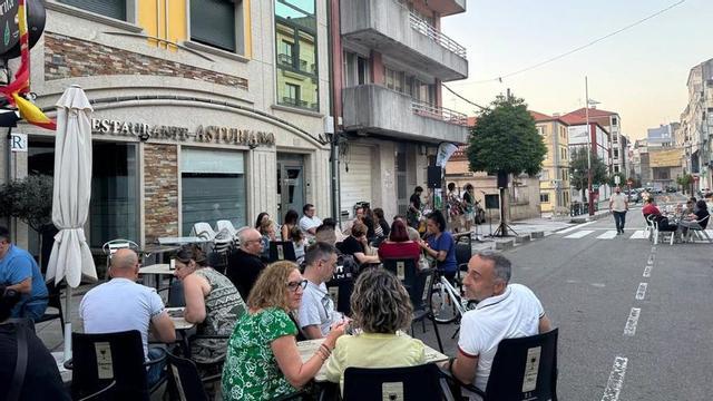Gente en terrazas de la calle Rosalía de Castro de Lalín en un concierto nocturno, anteayer. |