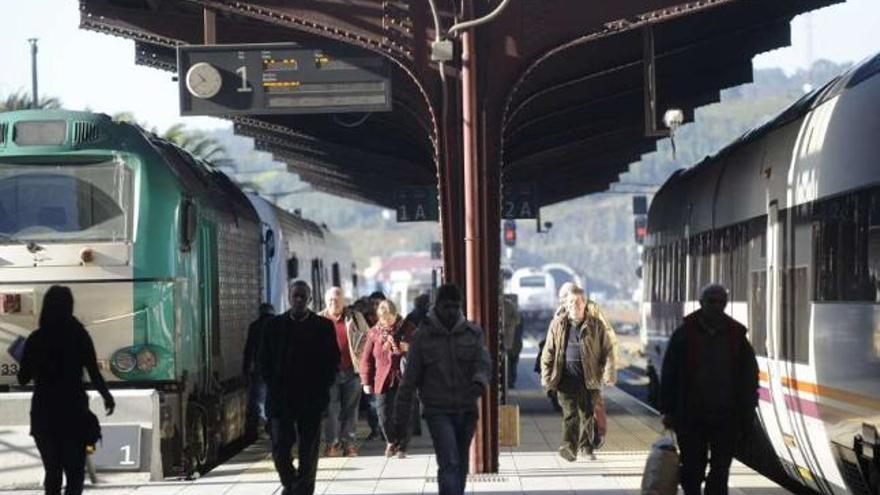 Pasajeros bajando de uno de los trenes A Coruña-Ferrol en la estación de San Cristóbal. / carlos pardellas