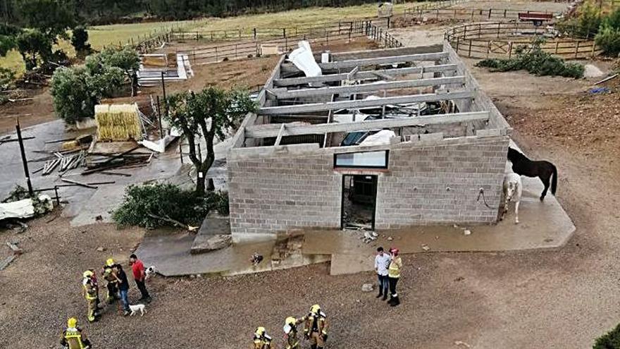 El vent va arrencar la teulada de l’hípica | BOMBERS