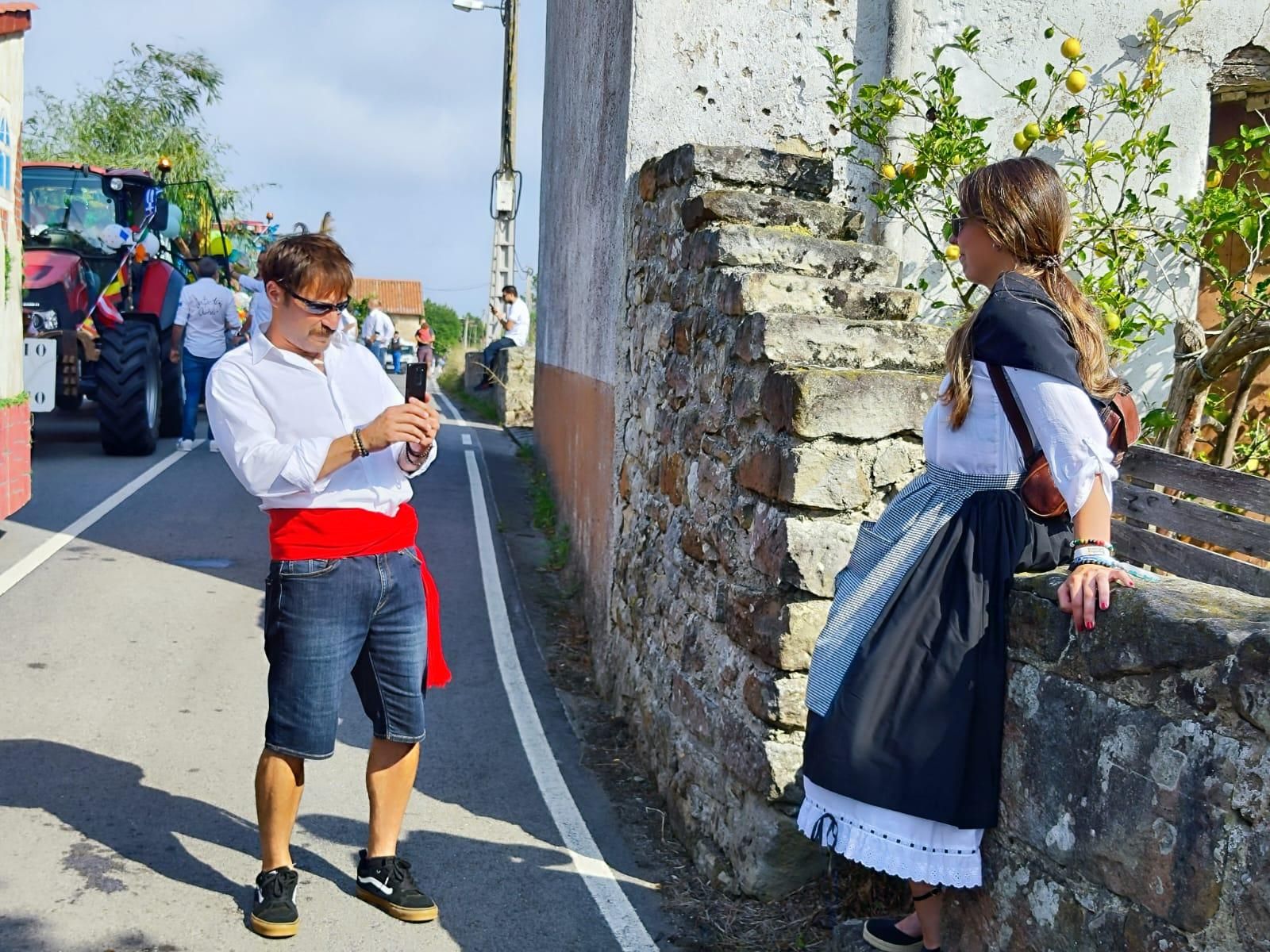 Quintueles, un derroche de color por San Bartolomé: así ha sido el desfile de carrozas