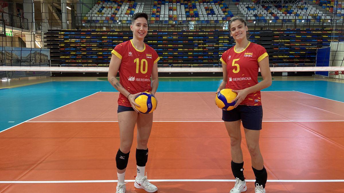 Inma Lavado y Alba Sánchez, las dos extremeñas de la selección nacional de voleibol.