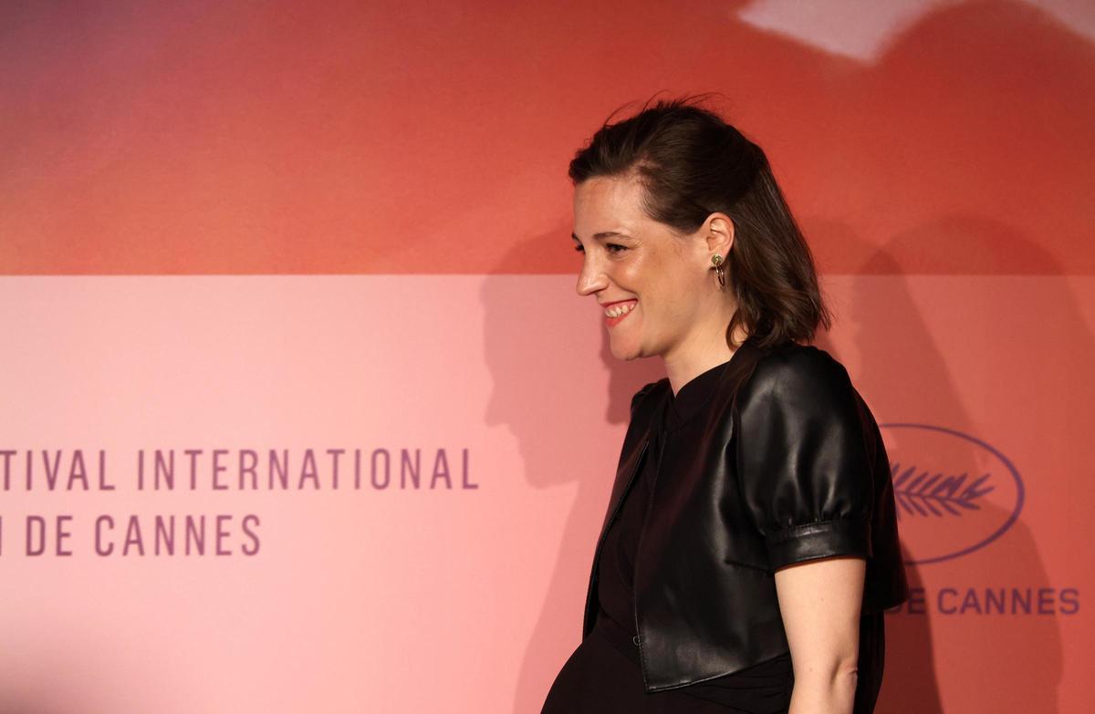 Carla Simón y el equipo de Romería posan en Cannes