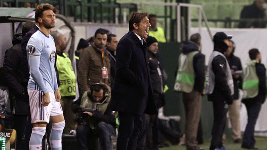 Berizzo da indicaciones a sus hombres // REUTERS