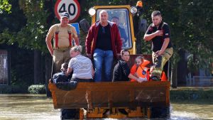 Varias personas son evacuadas de Lewin Brzeski (Polonia), tras las fuertes inundaciones.