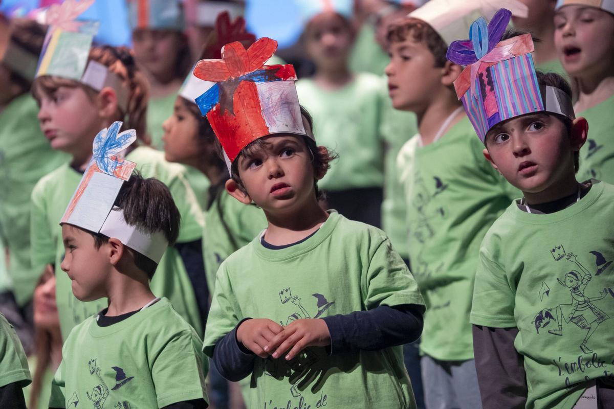Infants canten i riuen amb les peripècies del conte “L’embolic de les festes” Infants canten i riuen amb les peripècies del conte “L’embolic de les festes”