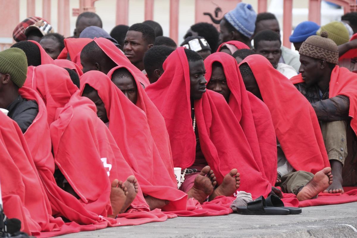Un grupo de personas migrantes tras su llegada a Tenerife en cayuco.