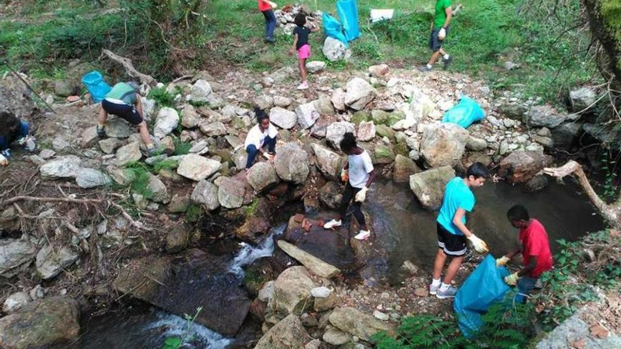 Más de treinta personas participaron en la jornada de voluntariado para recoger residuos. // D.P.