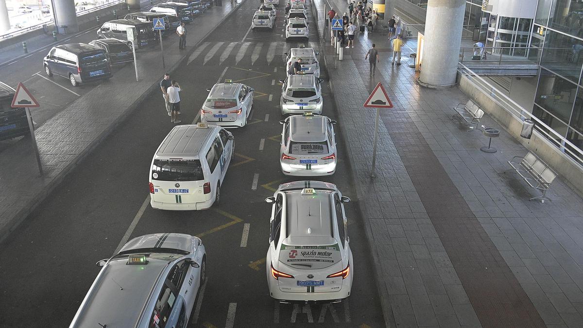 La parada de taxis del aeropuerto este viernes por la mañana, justo a la misma hora en la que estaba convocada la reunión.
