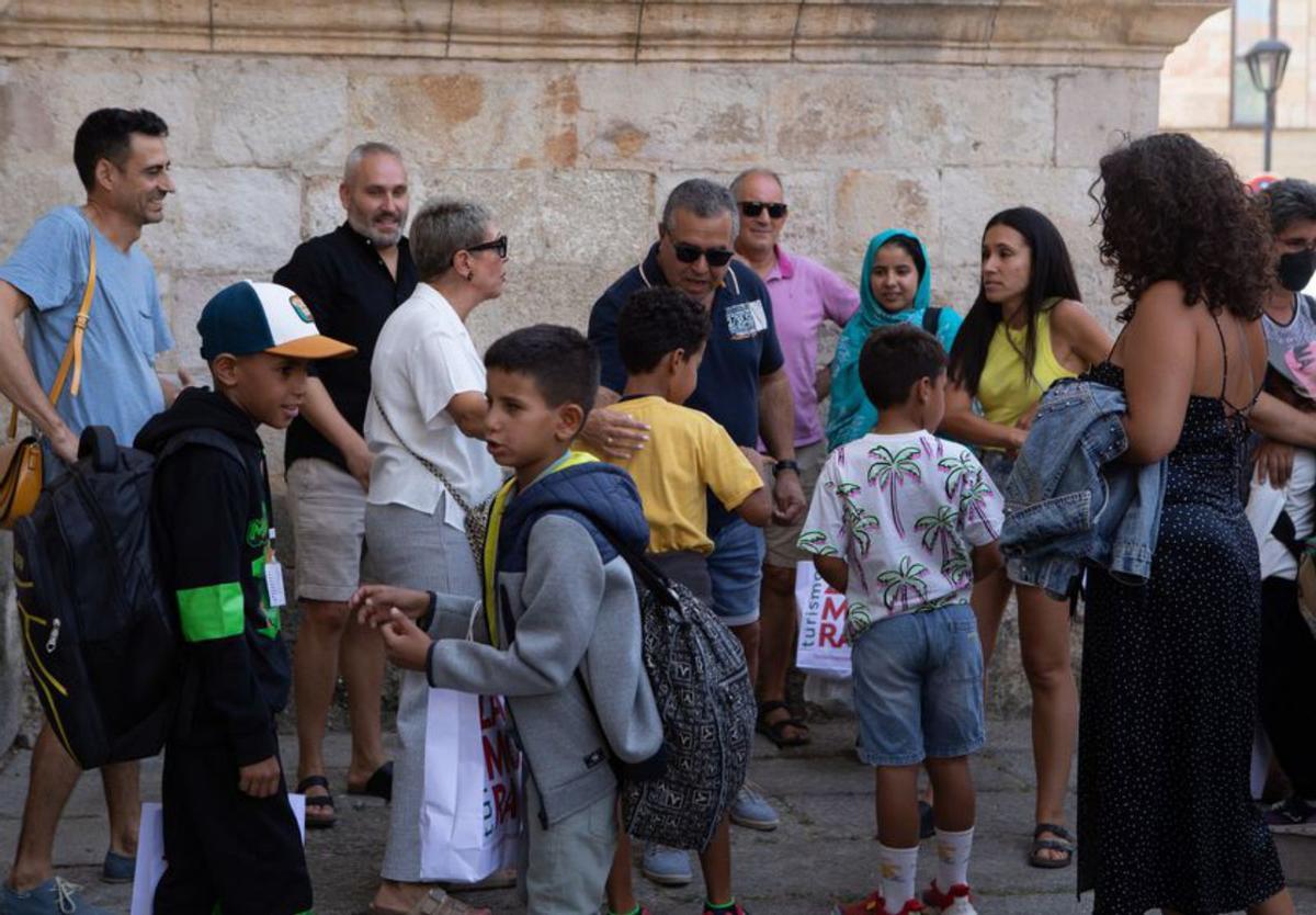A la izquierda, un grupo de niños en la Diputación, durante la recepción de este jueves. A la derecha, un instante de la despedida en la plaza de Viriato. | Ana Burrieza