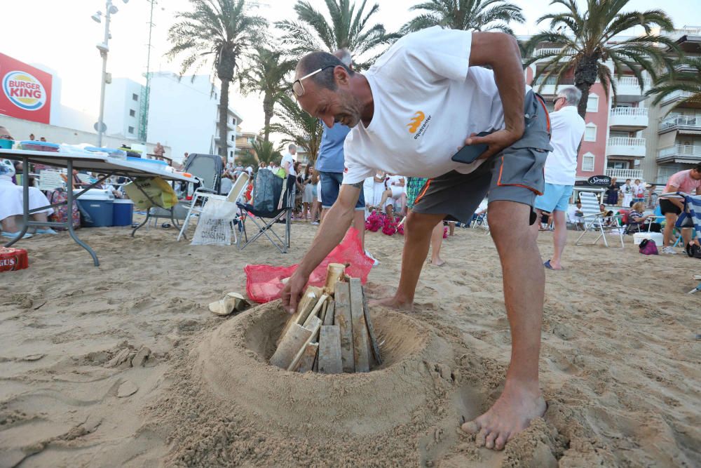 En Torrevieja el Ayuntamiento cooperó con la realización de hogueras mientras que los ayuntamientos de Pilar y Guardamar las prohibieron