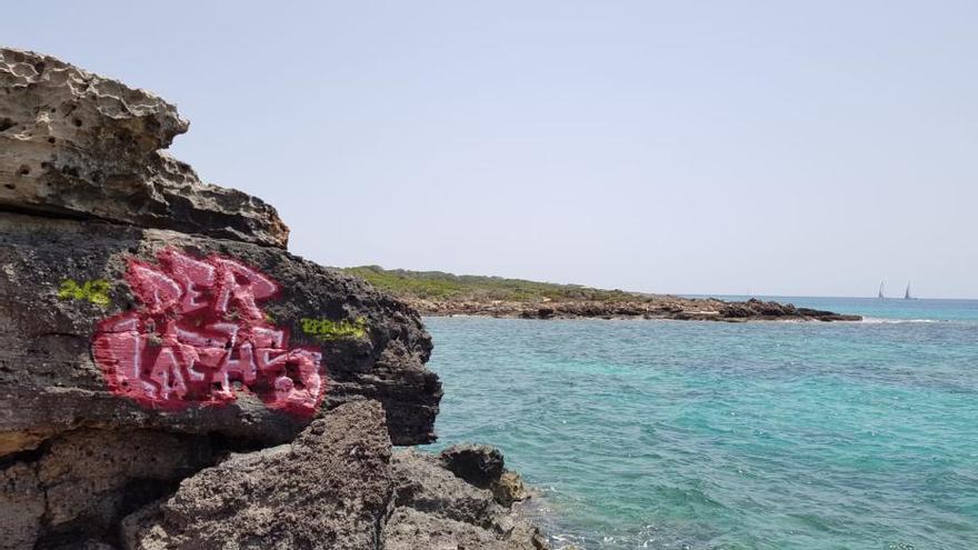 Una acción vandálica llena de pintadas la playa de sa Punta Negra en Santanyí