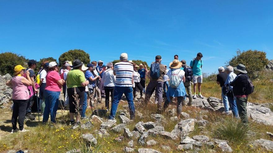 Una visita guiada al Castro de Las Labradas, en Arrabalde. | E. P.