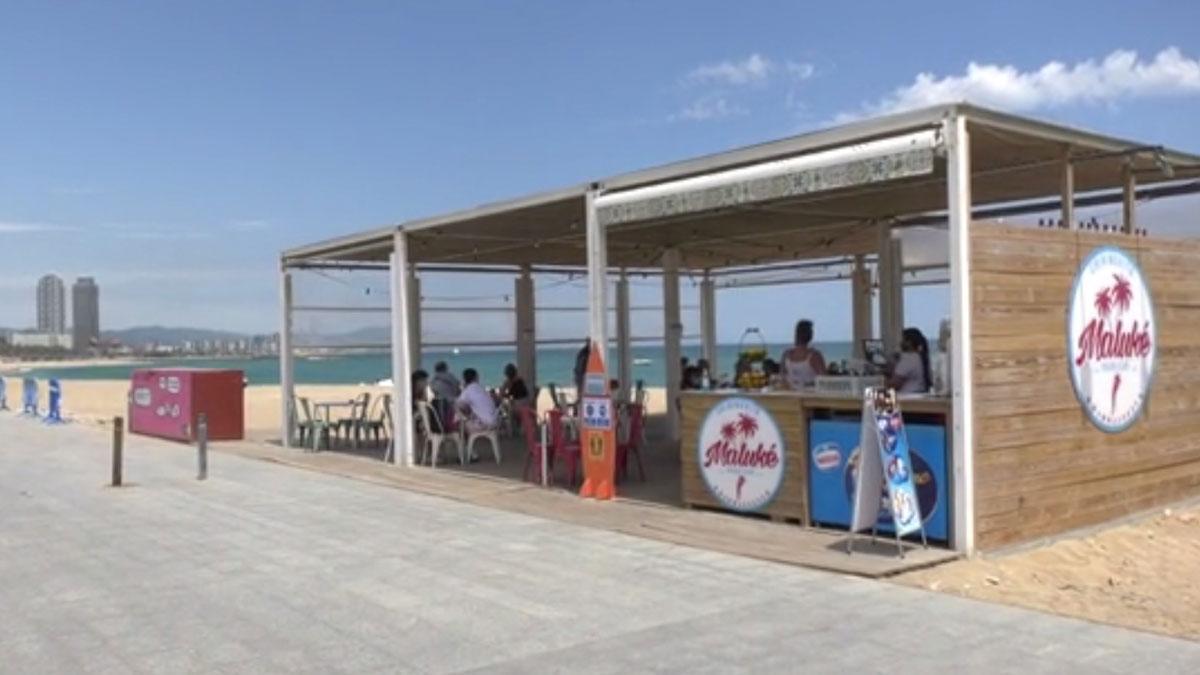 Chiringuito abierto en la playa de Sant Sebastià, en Barcelona