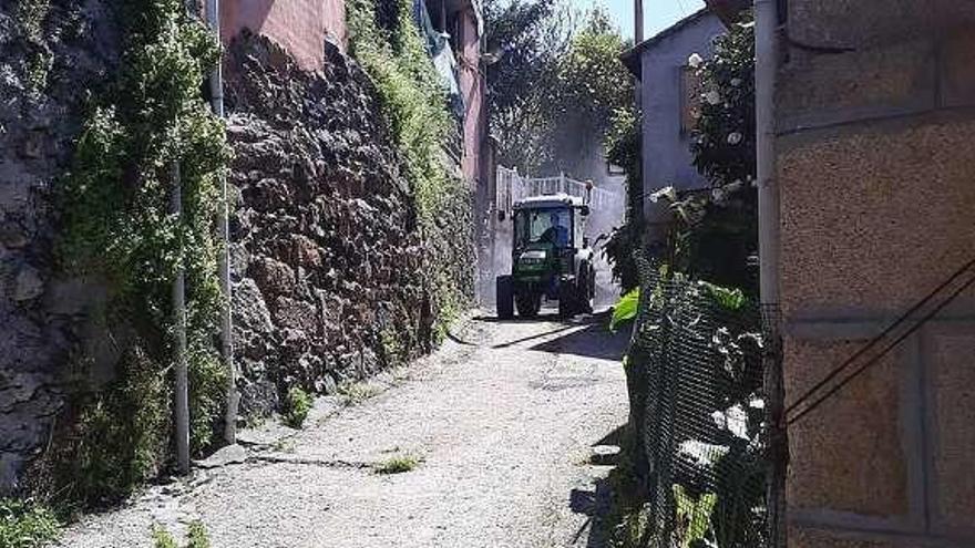 Tractor desinfectando ayer en Castrelo de Miño. // FdV