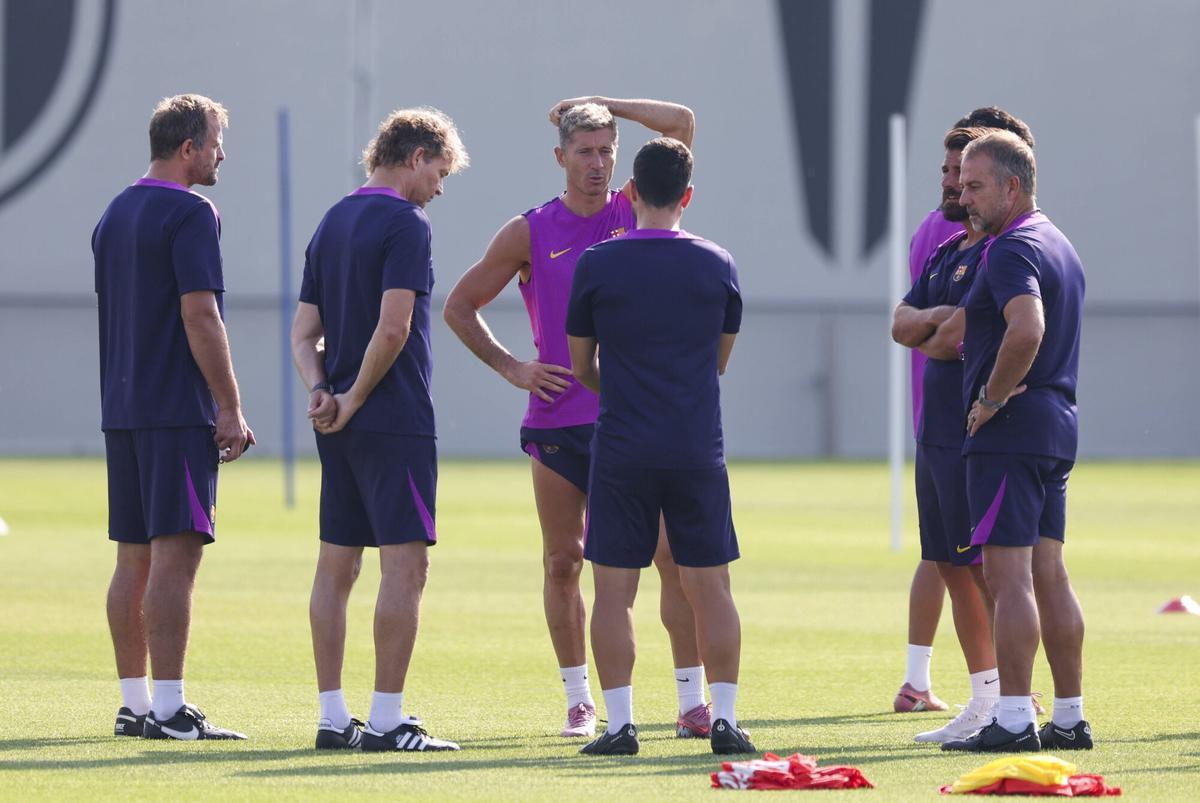 Hansi Flick y Robert Lewandowski en el entrenamiento previo al Mallorca-Barça.