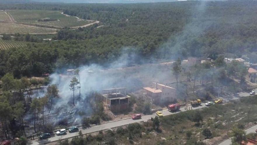 Imatge aèria de l&#039;incendi forestal que afecta la partides de les Pinedes d&#039;Ermengol