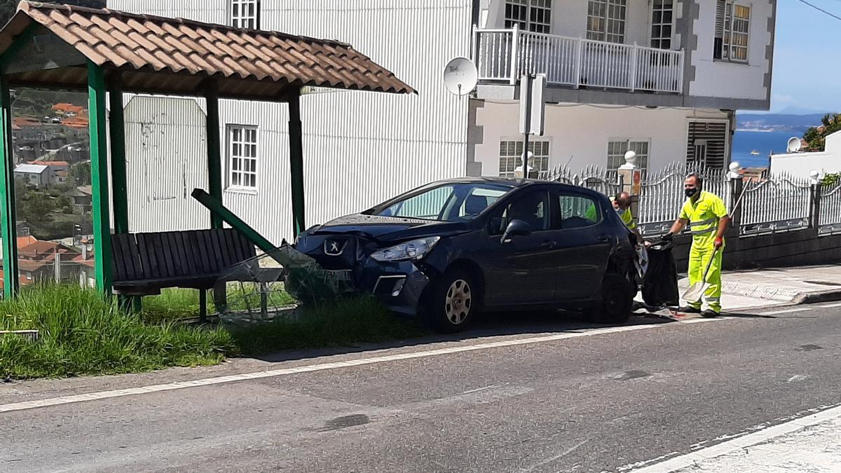 El impacto desplazó al coche estacionado contra una marquesina.