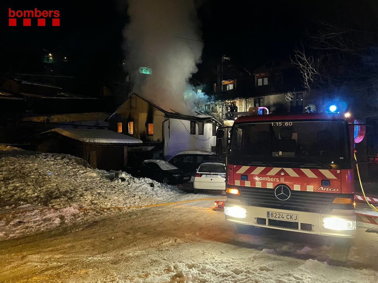 Incendi espectacular en una casa de la Molina