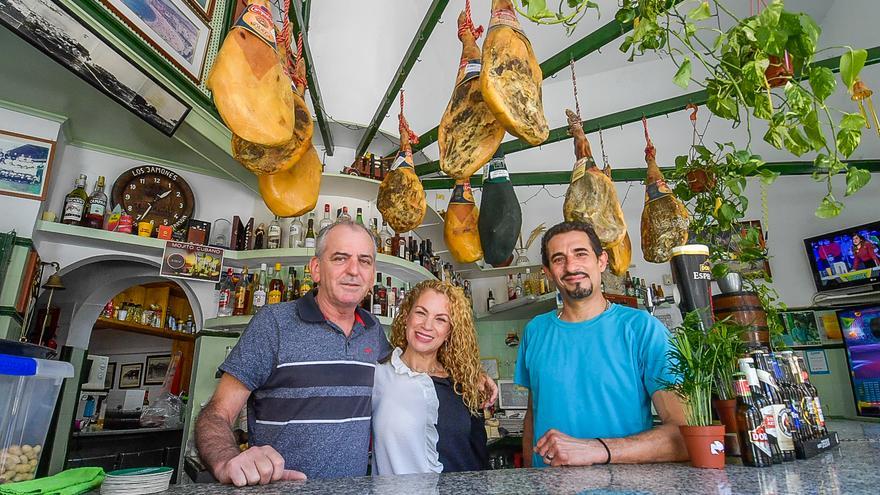 El auténtico bochinche de La Isleta: un siglo conquistando generaciones con raciones servidas en papel
