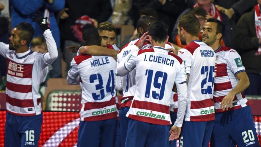 Los futbolistas del Granada se abrazan tras el gol de Pereira.