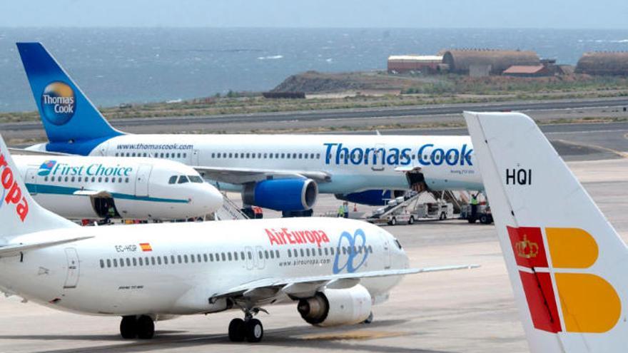 Varios aviones en el aeropuerto de Gando, entre ellos uno de Thomas Cook Airlines.