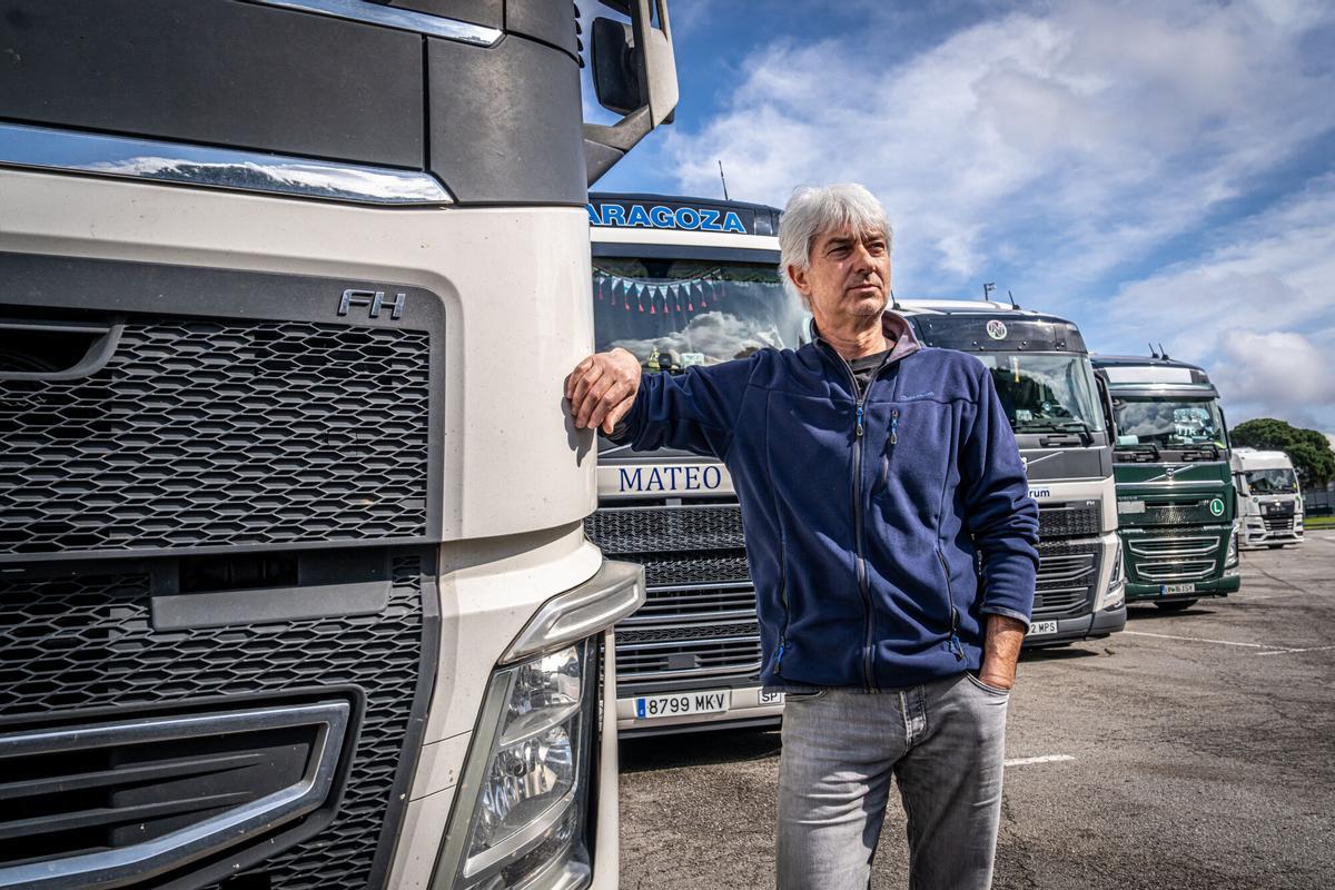 ANTONIO, camionero, en un receso en el área de servicio del Montseny. AUTOR: MANU MITRU