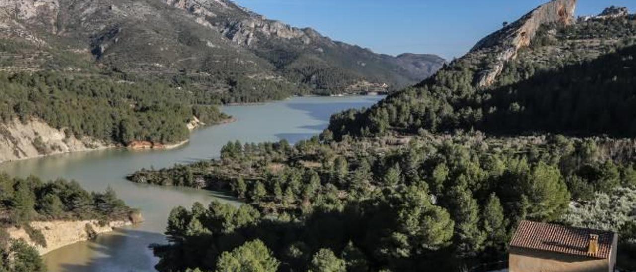 Aspecto que presenta el embalse de Guadalest tras las últimas lluvias.