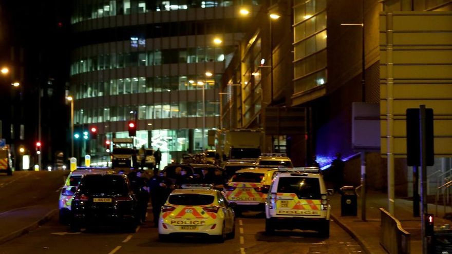 Policías en el lugar del atentado en Mánchester