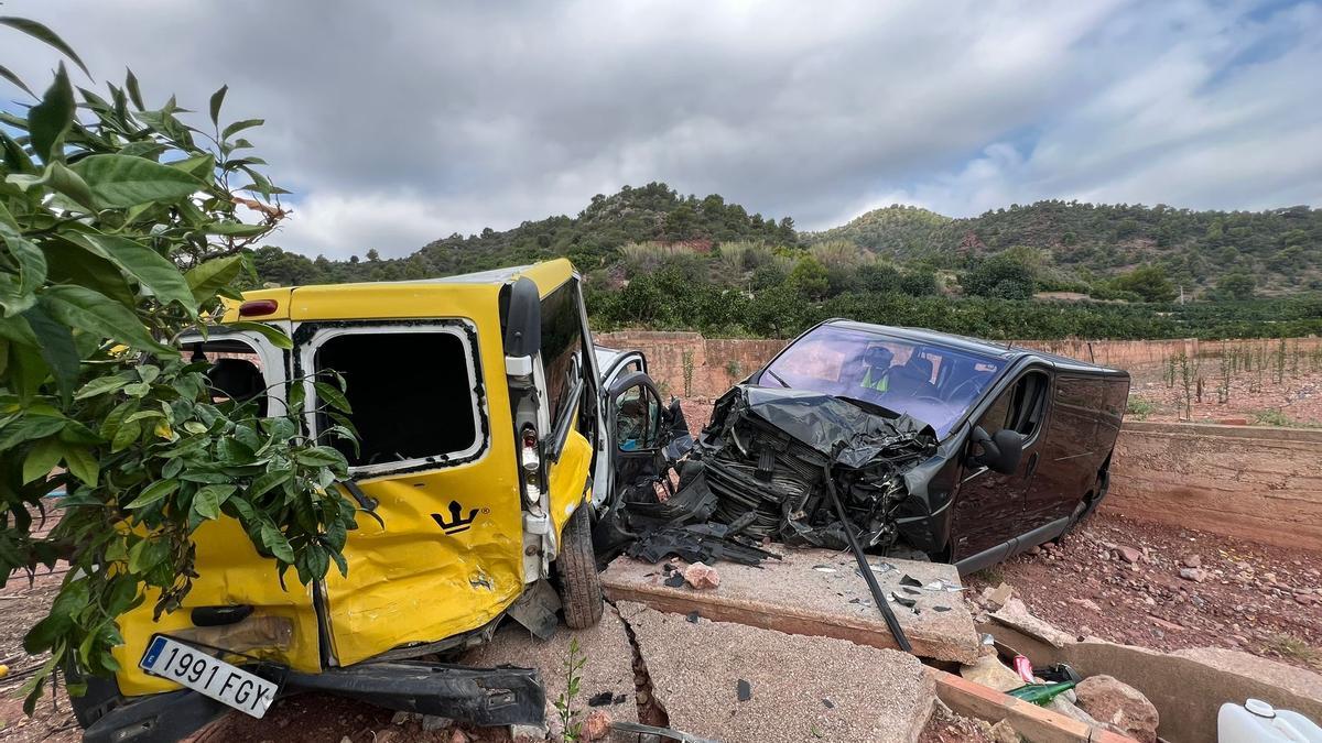 Las dos furgonetas que fueron arrolladas por el camión.