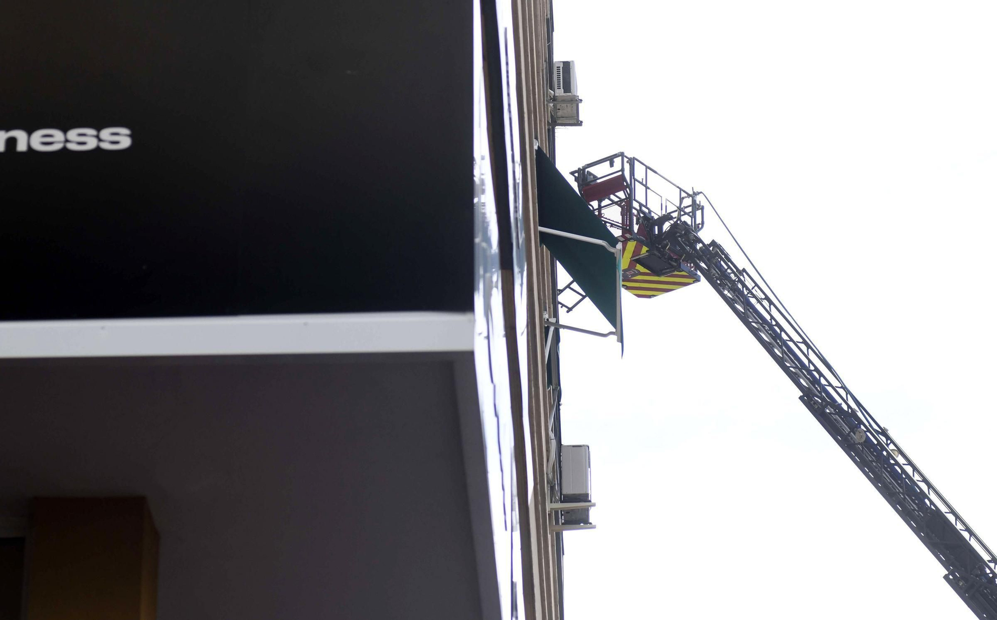 El incendio de un edificio en la Plaza Condestable, en imágenes