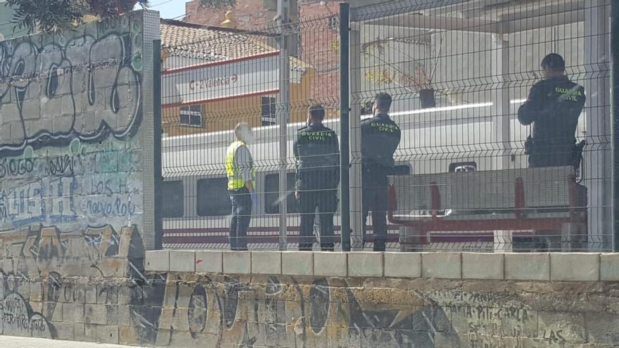 Agentes de la Guardia Civil en el lugar donde se ha producido el arrollamiento mortal.