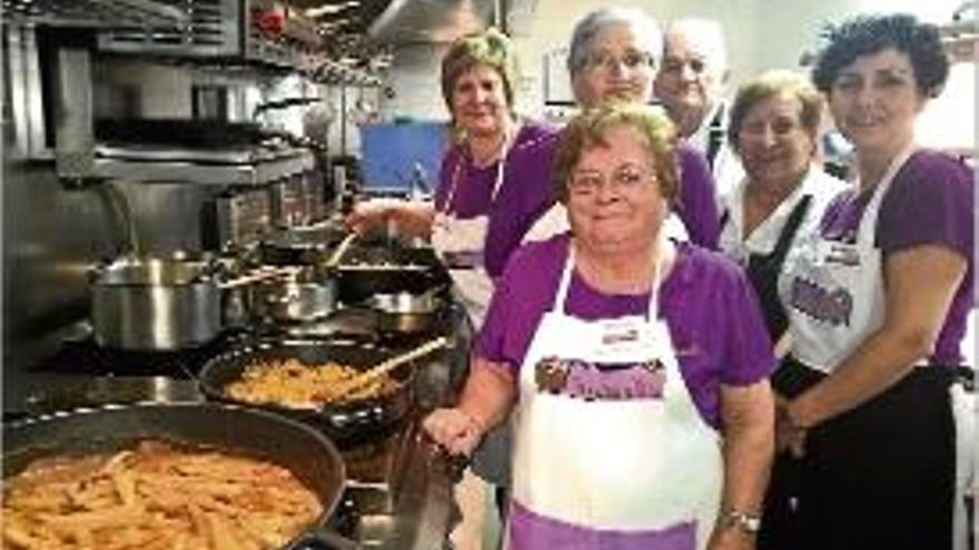 El col·lectiu la Cuina a Sils durant l&#039;elaboració d&#039;alguns dels plats.