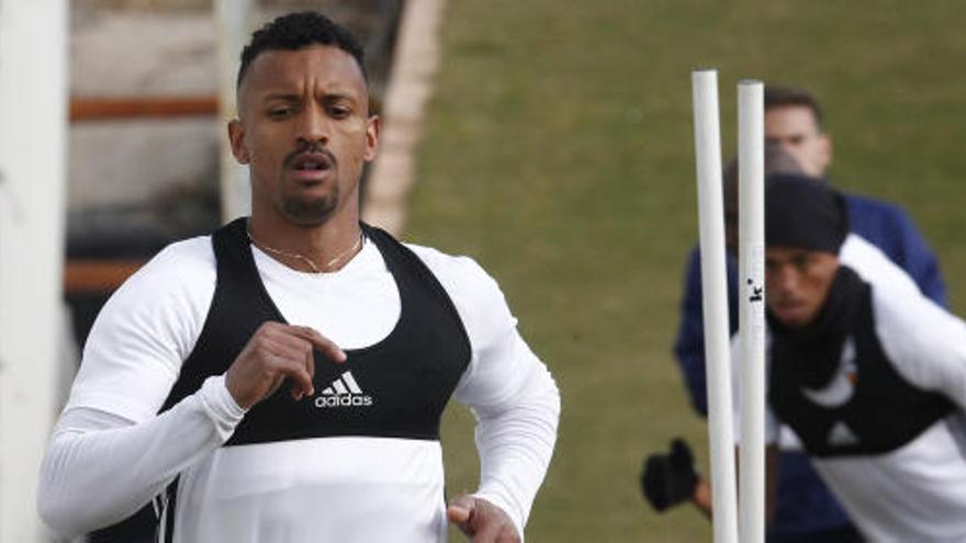 Nani se retira de la sesión y Santos no entrena