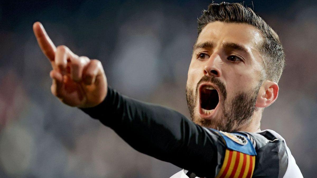 Gayà, capitán valencianista, es duda para el partido frente al Alavés | J.M. López