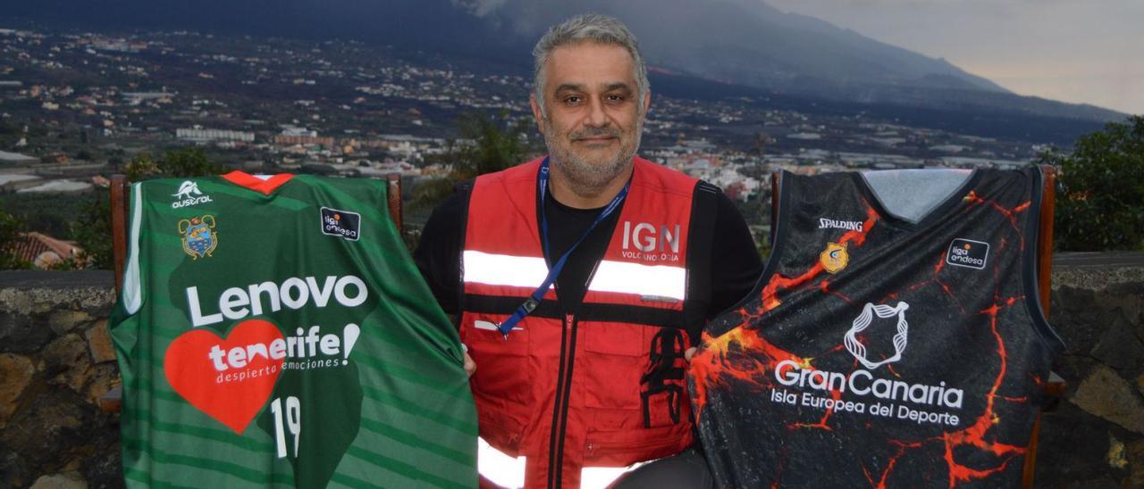 Stavros Meletlidis posa con las camisetas del Lenovo Tenerife y el Gran Canaria con el volcán al fondo.