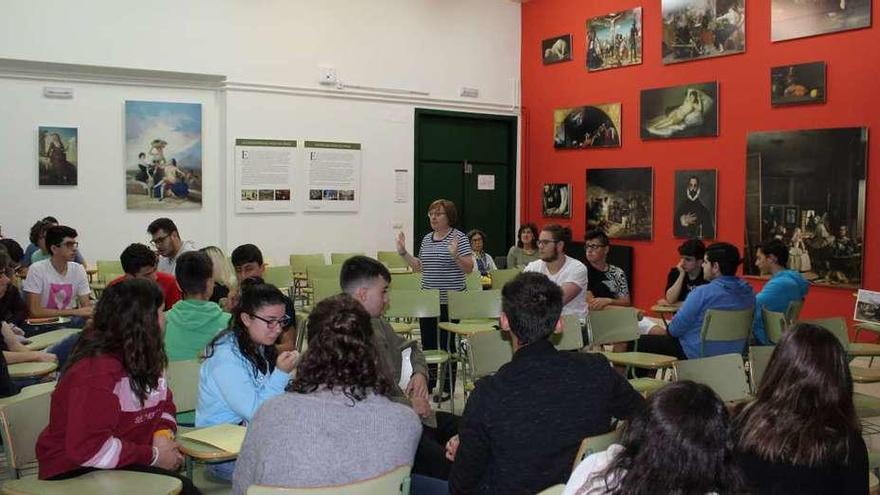Los estudiantes de segundo de Bachillerato, durante el taller celebrado en el salón de actos del instituto veigueño.