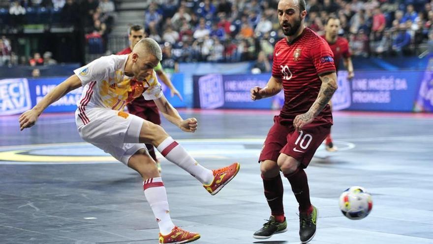 Miguelín chuta a puerta en los cuartos de final ante la presencia del portugués Ricardinho.