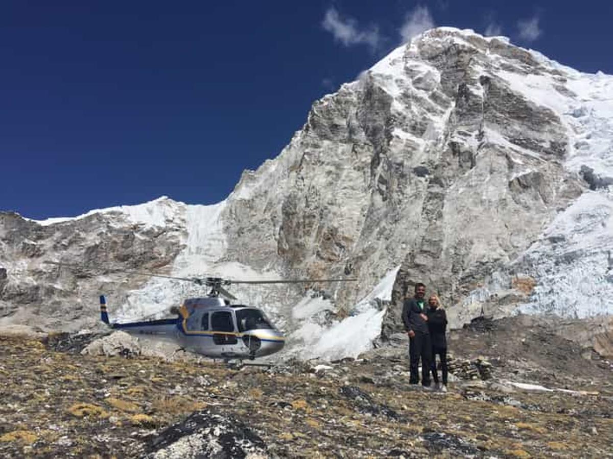 Una pareja de turistas en el campamento base