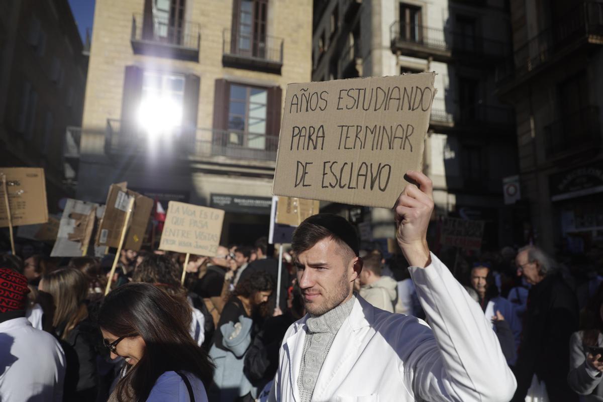 Multitudinaria manifiestación de médicos en el 2º dia de huelga