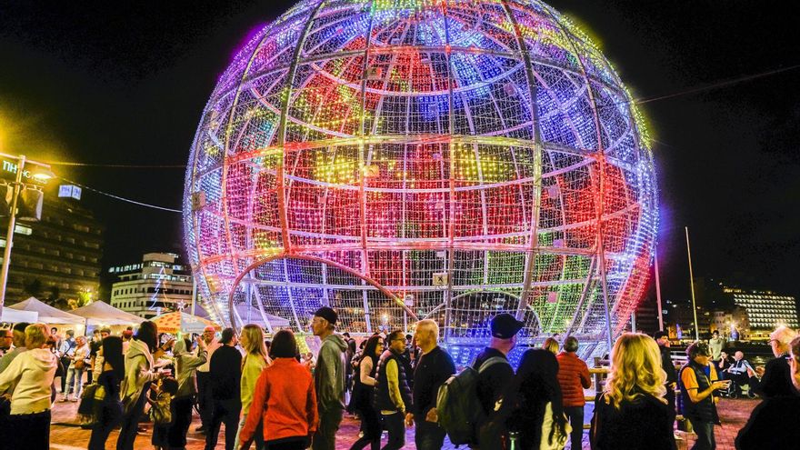 Espectáculo lumínico navideño con una bola gigante en la plaza de Saulo Torón, en La Puntilla