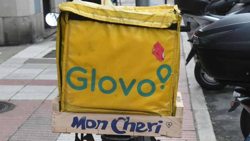 Una ‘rider’ de Glovo en A Coruña: «La ley afecta a la gente sin papeles»