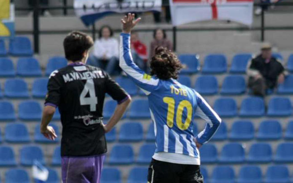 Tote saluda al público en el momento de su ingreso en el terreno de juego.