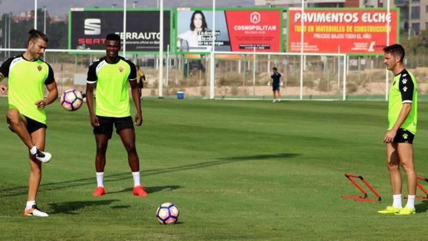 El central Armando inicia la recta final de su recuperación y ya golpea el balón