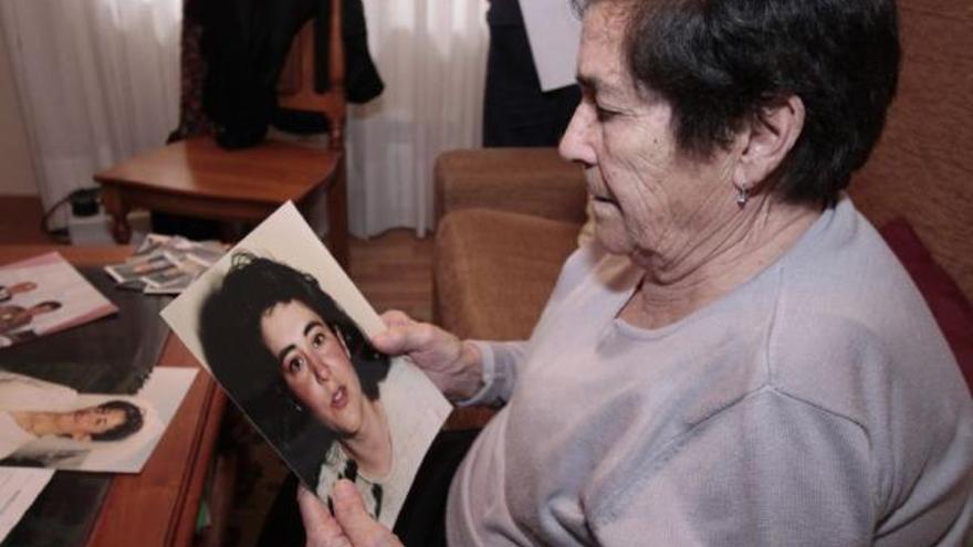 Herminia Alonso mira la foto de otra hija, a la que cree que se parece la niña que le pudieron robar.