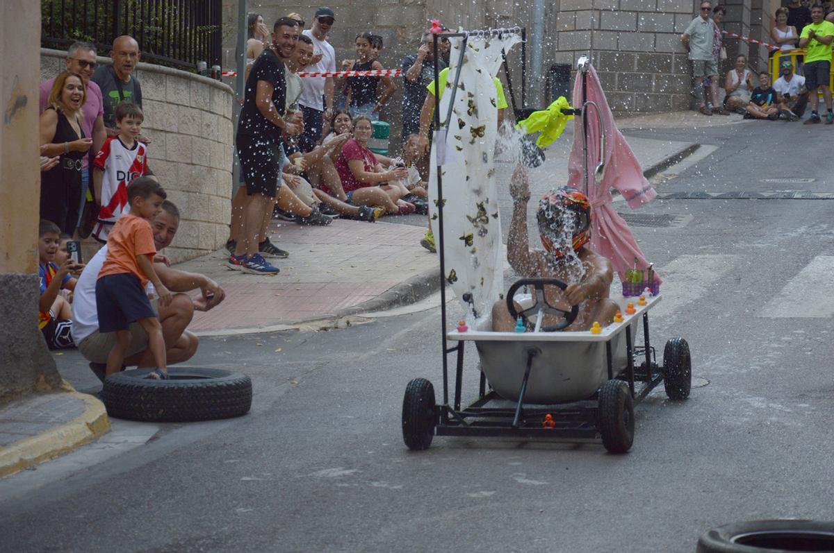 La diversión caracterizó la vuelta de los autos locos que recorrieron las calles de l'Alcora.