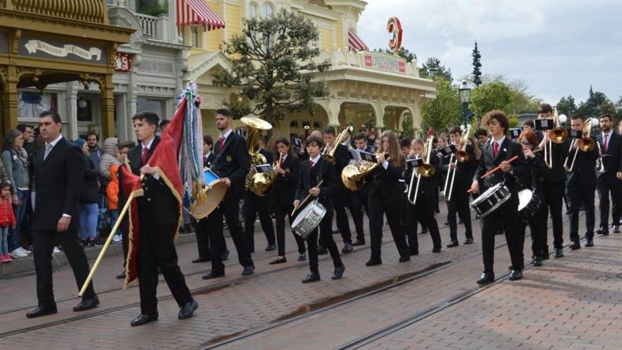 La Agrupación Musical de Rocafort actúa en EuroDisney